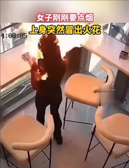 惊险一刻，母爱化险

女孩贪玩，竟用火险引燃汽车，火焰瞬间升腾，情况危急。妈妈临