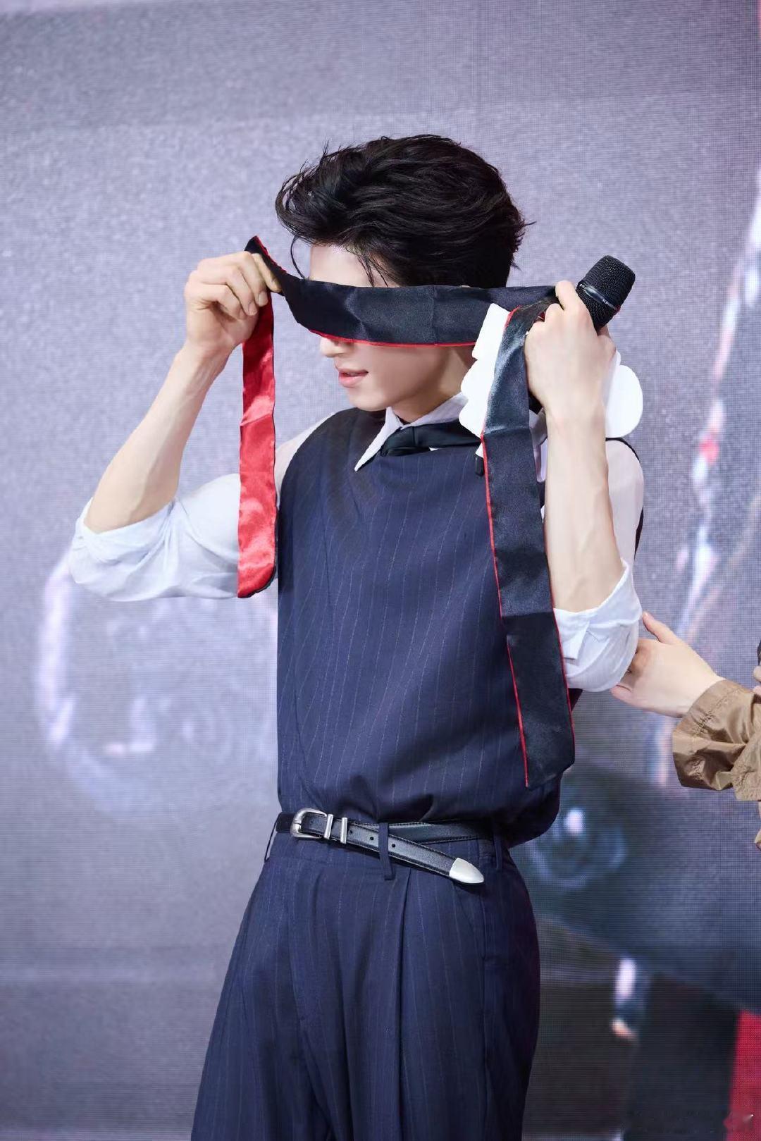 王星越摘眼罩这一下 白衬衣+摘眼罩名场面直接杀疯！这双手的张力绝了，萧怀瑾的苏感