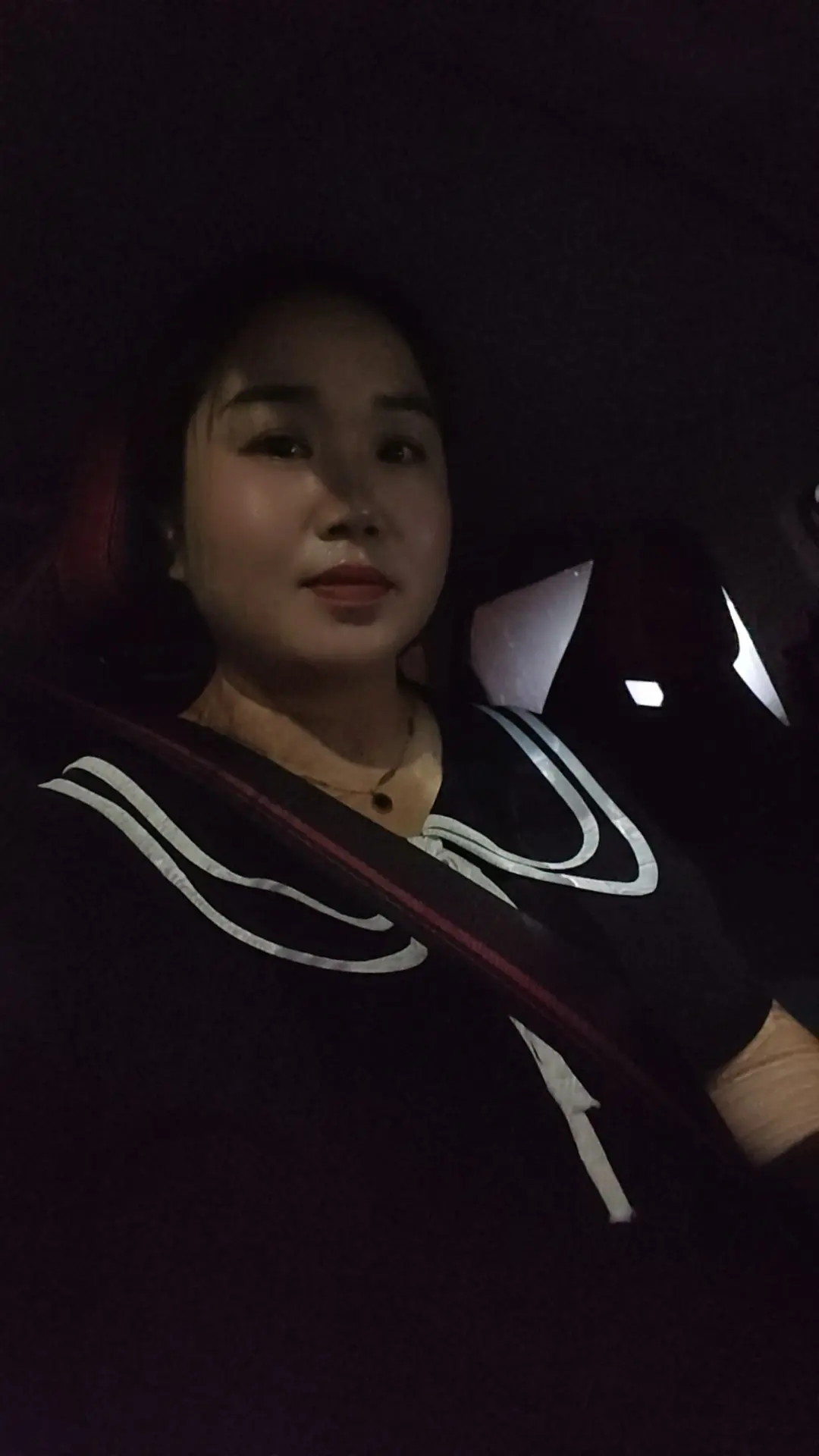 每天除了上班下班，就是接儿子回家