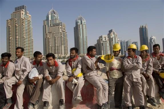 中东的海湾国家是印度人最多的地区，主要从事建筑、物流、服务底层工作，人数大概在8