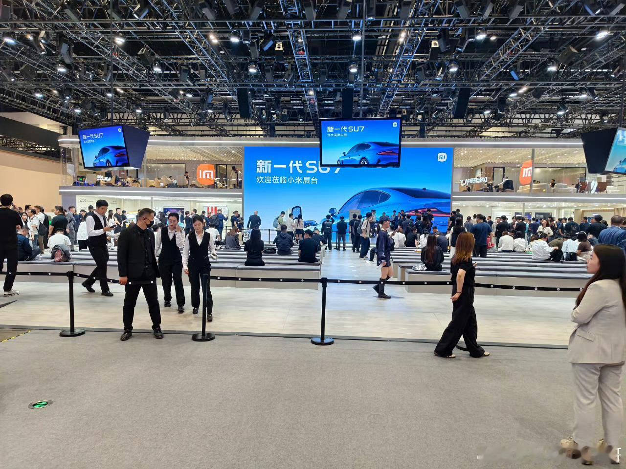 学不完，根本学不完。小米车展从水到车模再到今年的凳子。真诚才是必杀技，总效仿别人