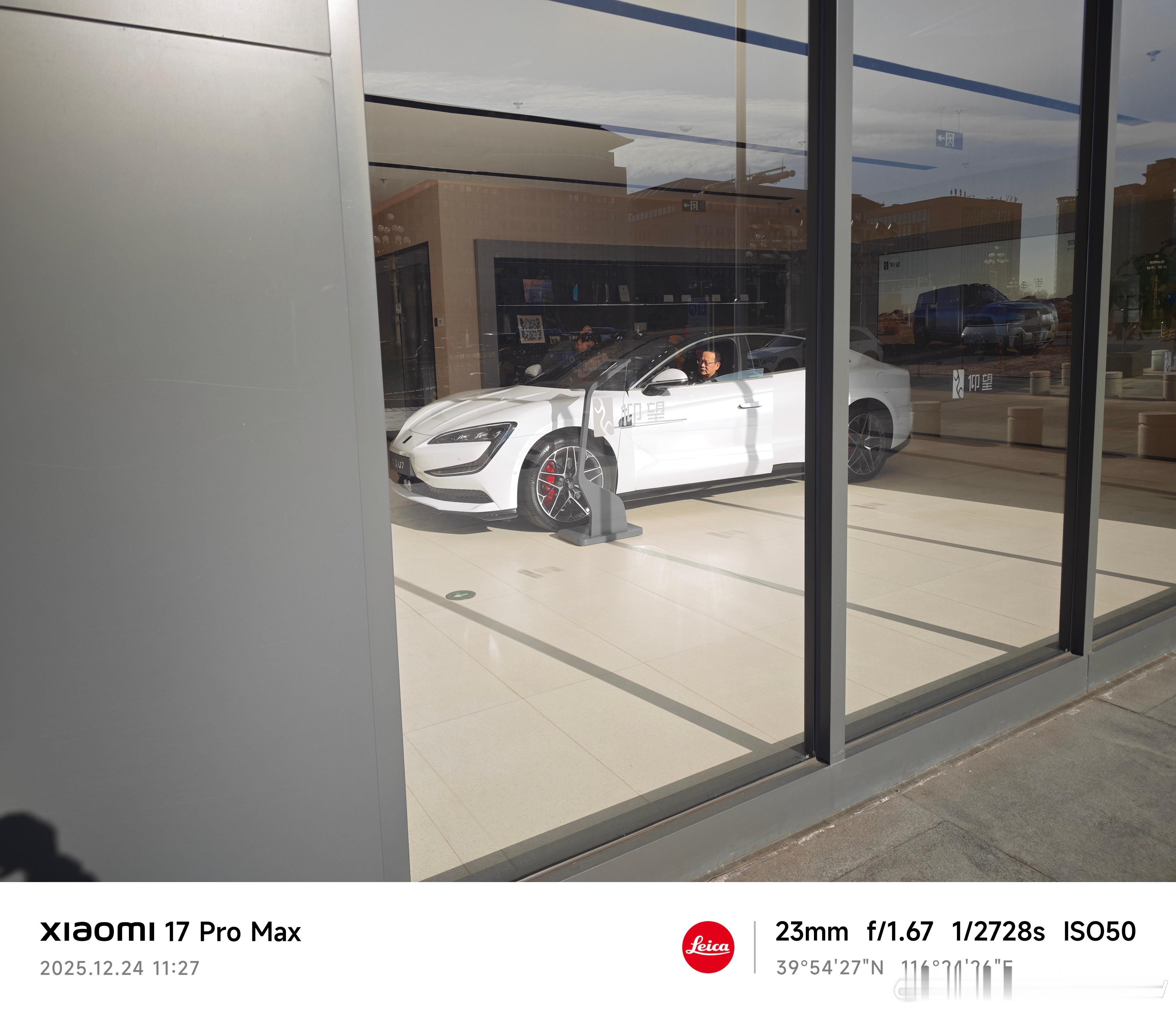 碰到陈年在王府井仰望店拍摄体验当然他们应该是从隔壁小米店过来的我对陈年的感情也很