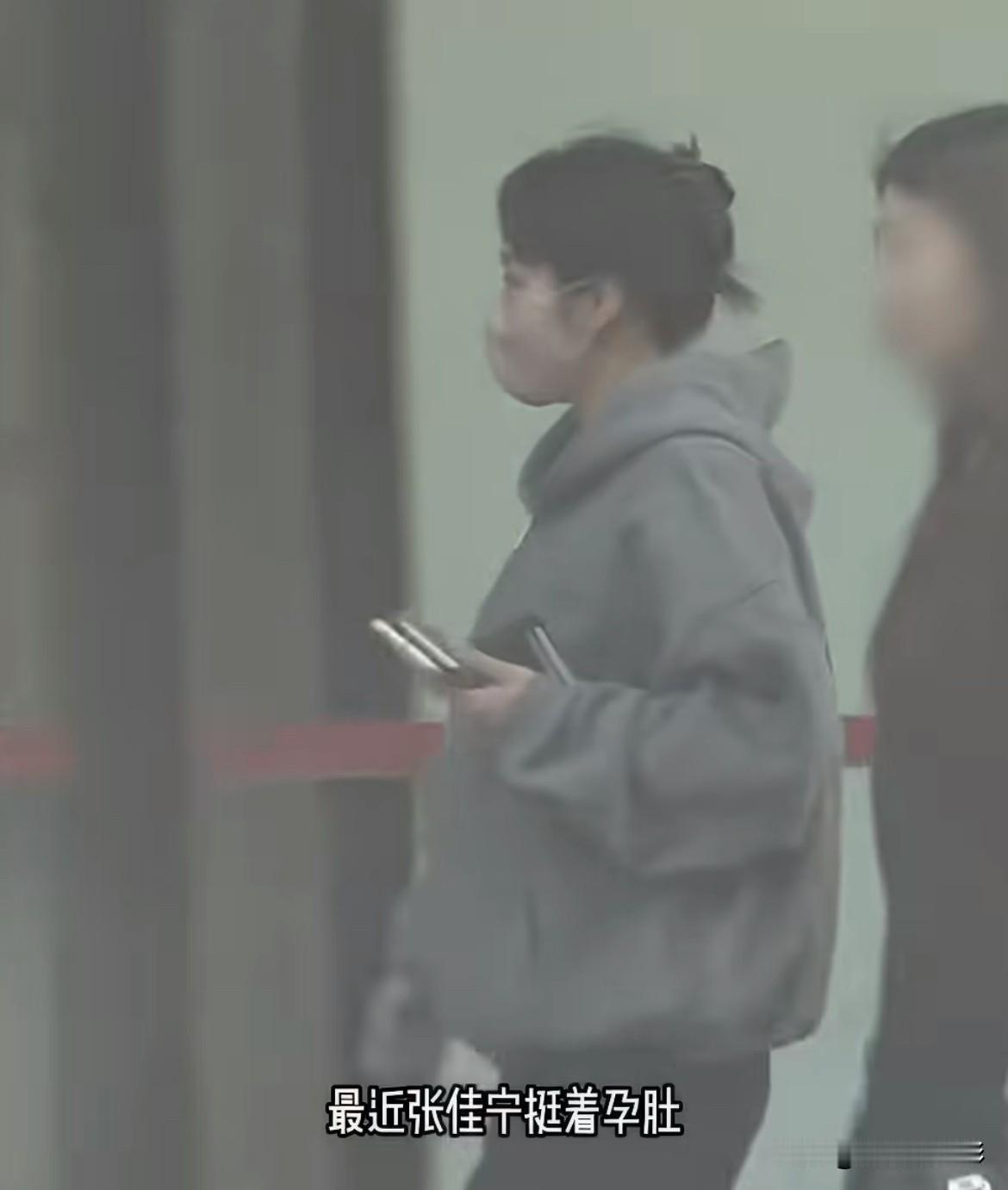 未婚先孕都快成内娱流水线剧本了。张佳宁眼看临近产期，孩子生父依旧迷雾重重。早年和