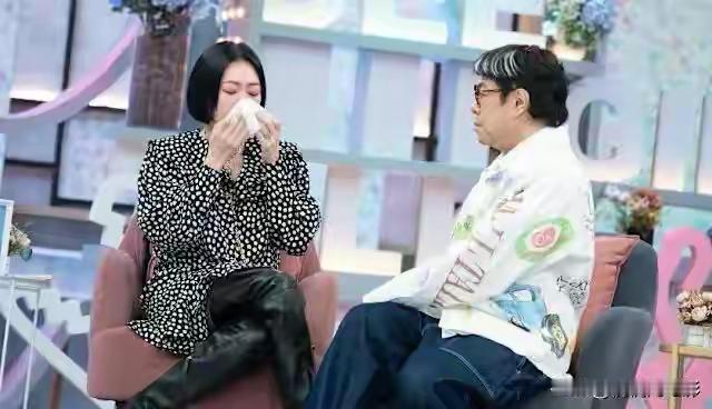 小S重回荧幕那天，镜头扫到她眼角的细纹，比以前深了些，但笑起来的弧度还是熟悉的样