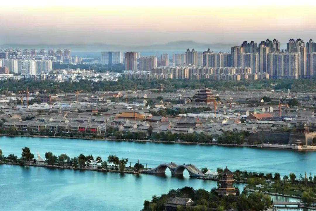 每一天都是生活中最珍贵的体验。
清晨，看第一缕阳光轻吻窗棂；午后，读一本好书让心