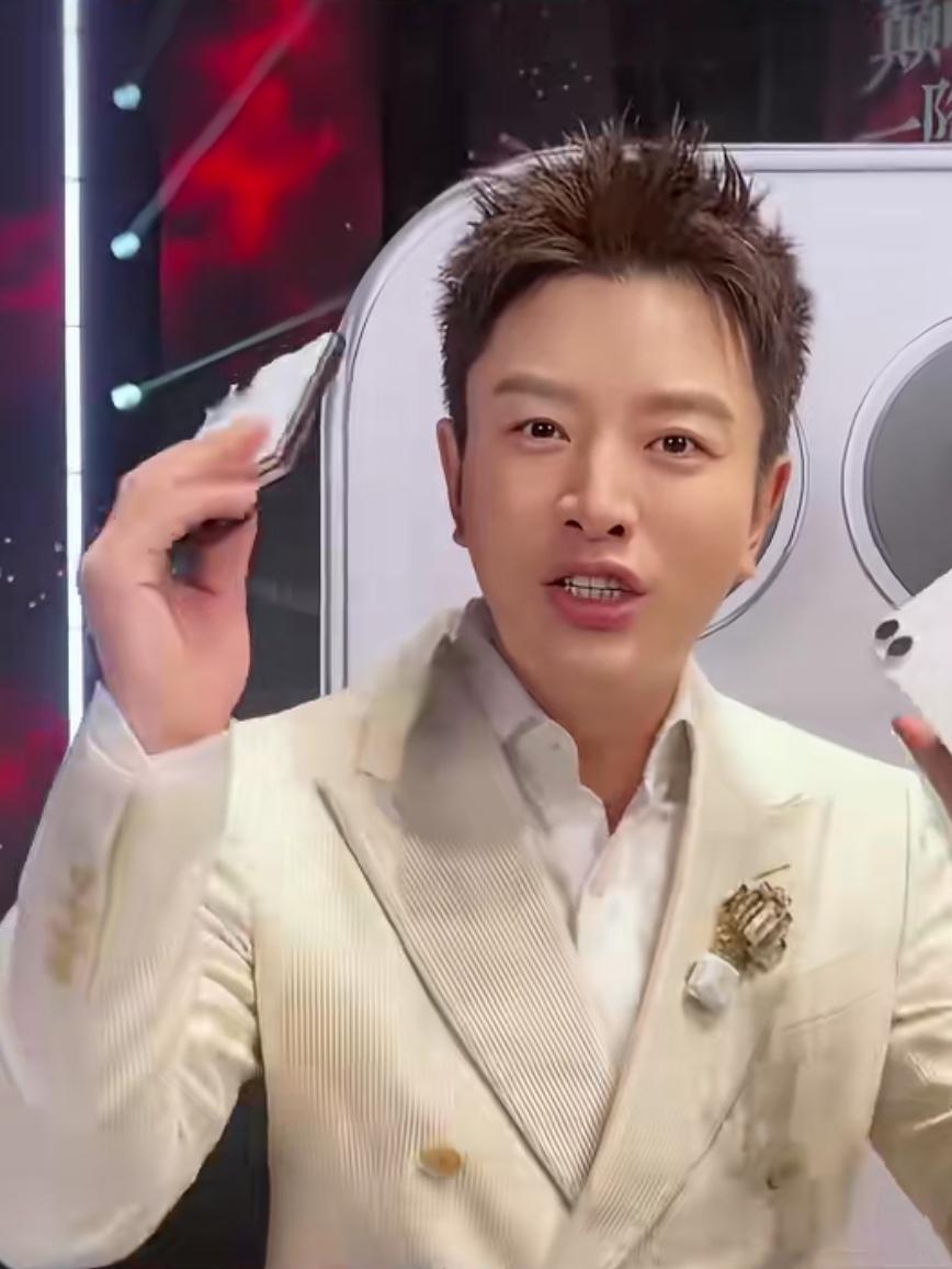 演员贾乃亮：无戏可拍到直播带货，并不掉价
近日，演员贾乃亮直播带货，引发不少争议