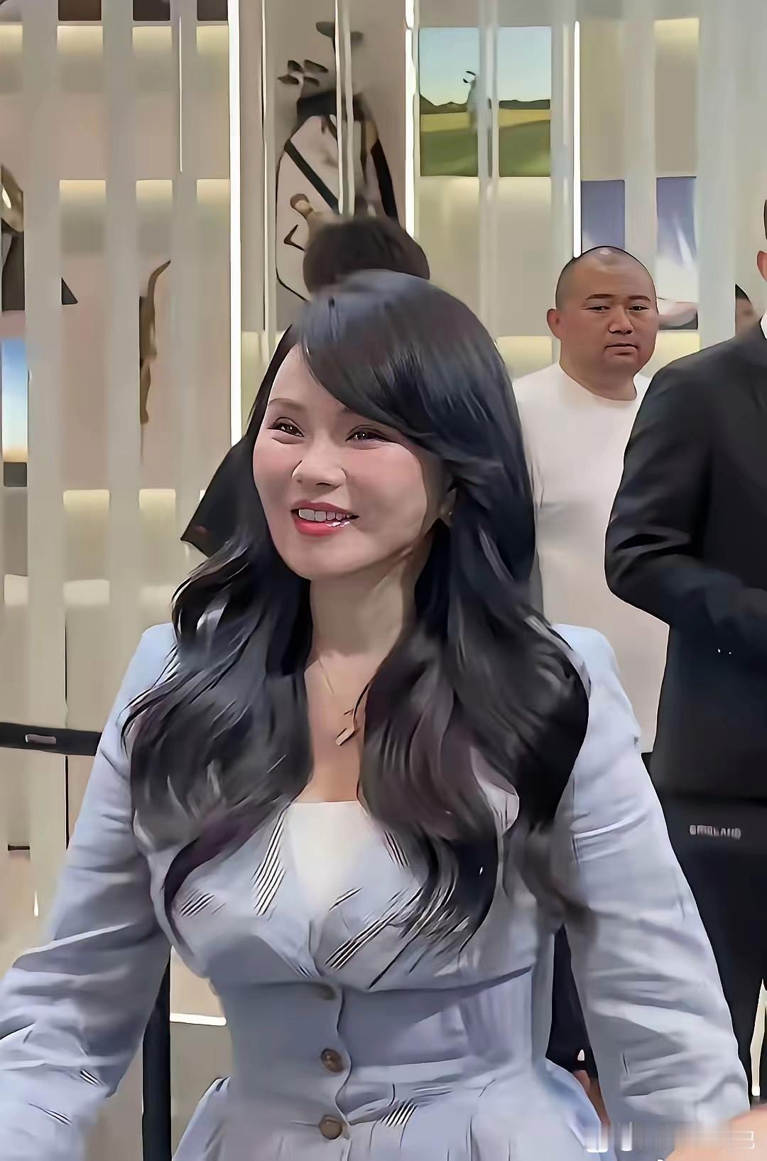 伊能静对自己也真够狠的，你看这小细腰，估计也就两尺不到。
50好几岁的阿姨了，能