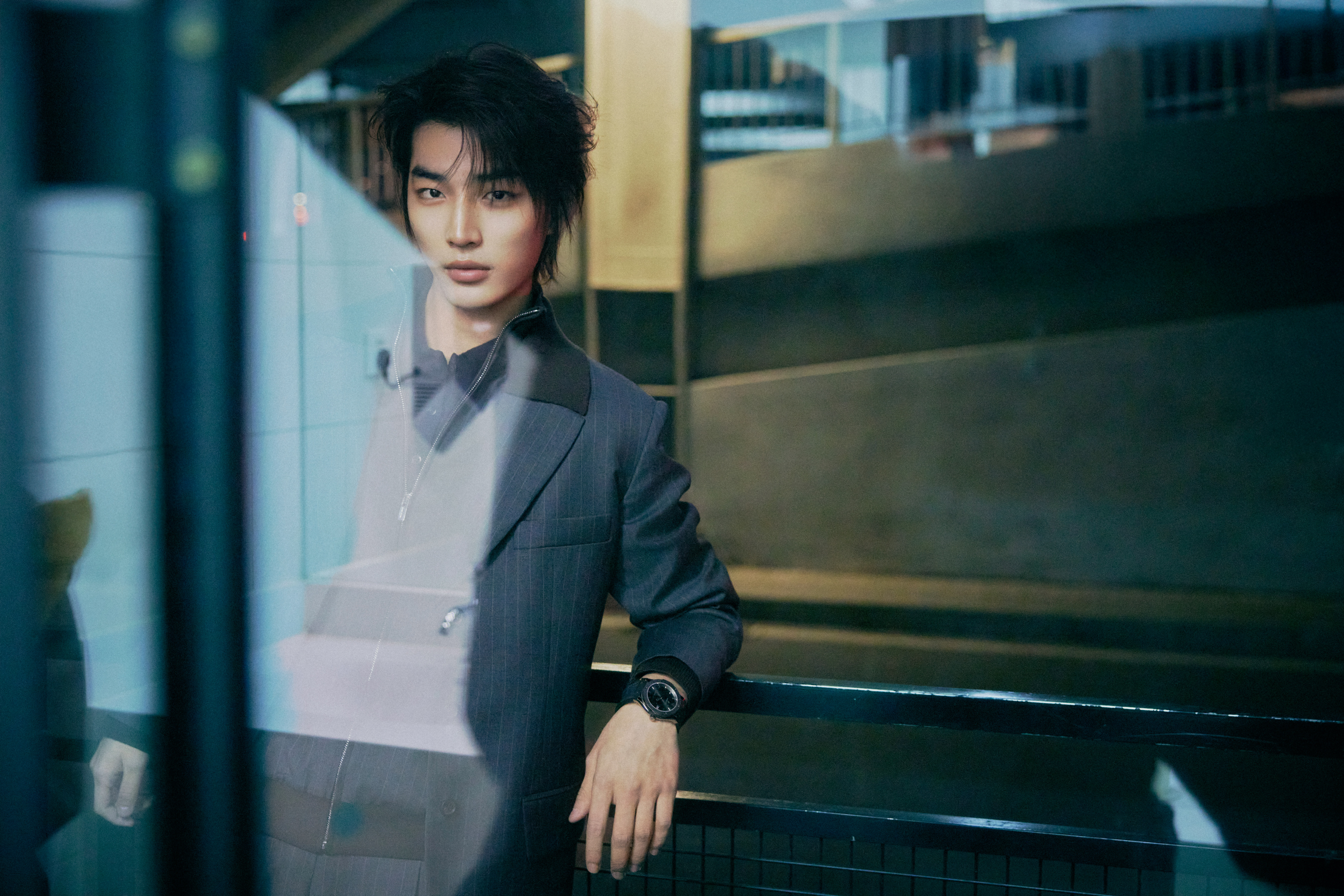 林秋楠零帧起手的硬帅 这身微博之夜的造型好衬他。没有多余的修饰，就是一种干净、专