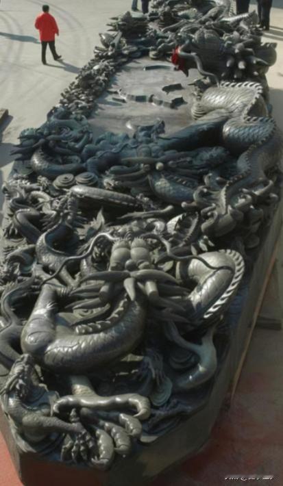 1991年，河北一村民上山砍柴，又累又热，坐在一块石头上歇息，不料这一坐，竟让他