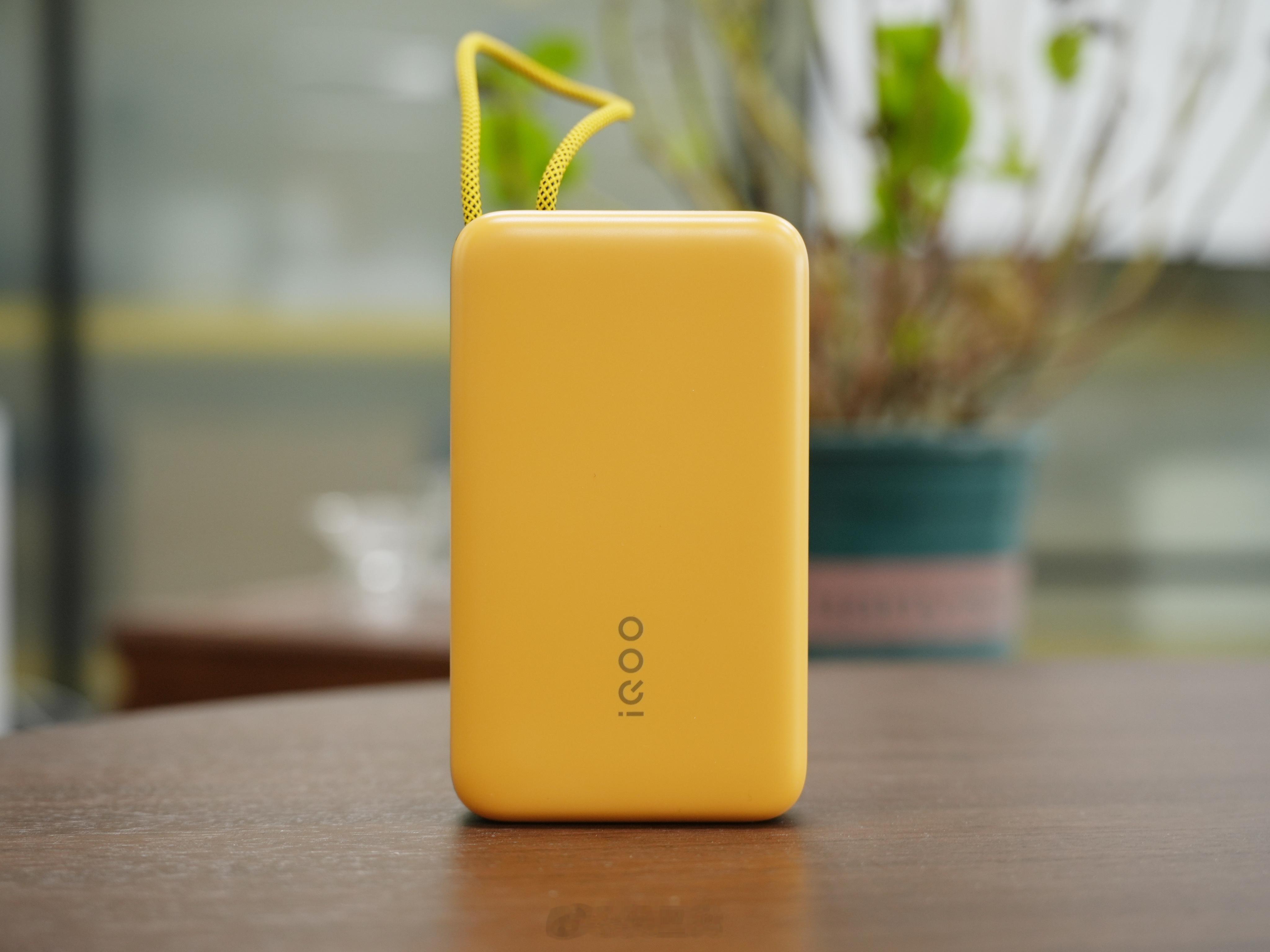 iQOO出了一个45W 自带线充电宝，挺方便的不用额外带线，而且有20000mA