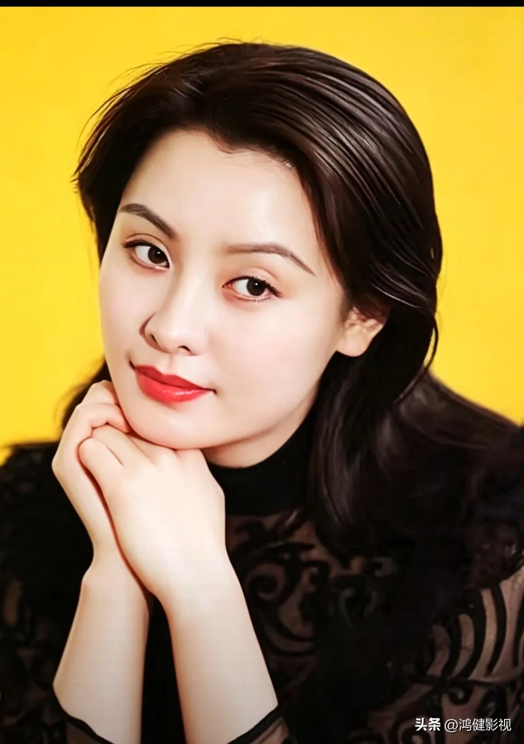大家还记得这位女演员吗？
今年64岁，土生土长河北人，父母都是大学文学教师。受父