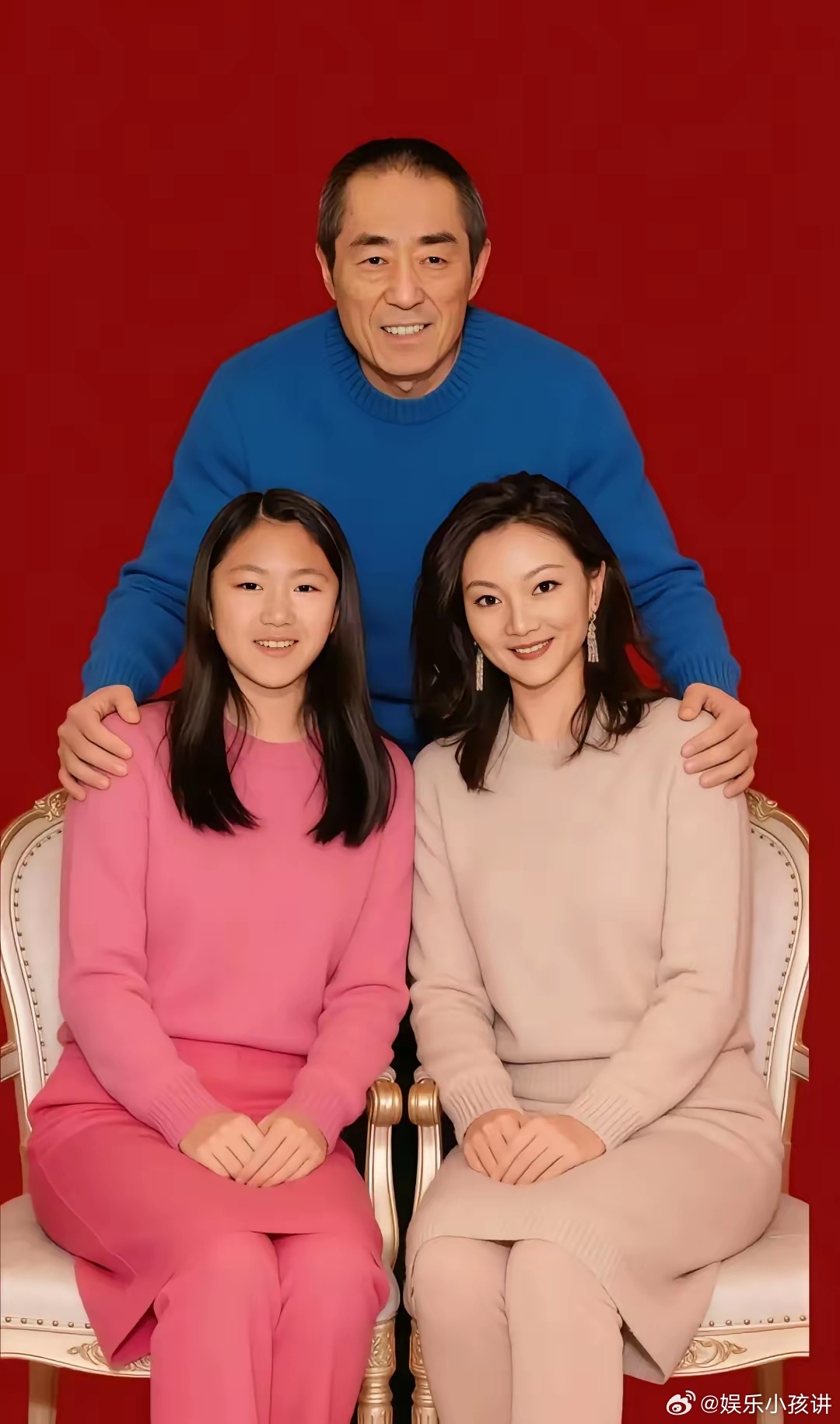 张艺谋与老婆和闺女的同框照他的老婆实在是太美了，就算是巩俐、章子怡来了都是甘拜下