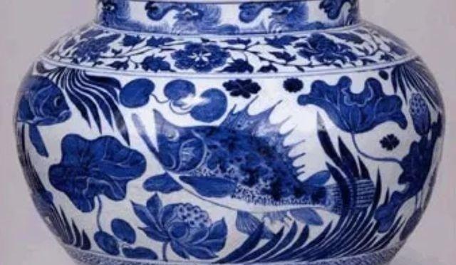 1968年，荷兰一女子，拿中国瓷罐去卖，得知只值2000美元，就拿回家装DVD光