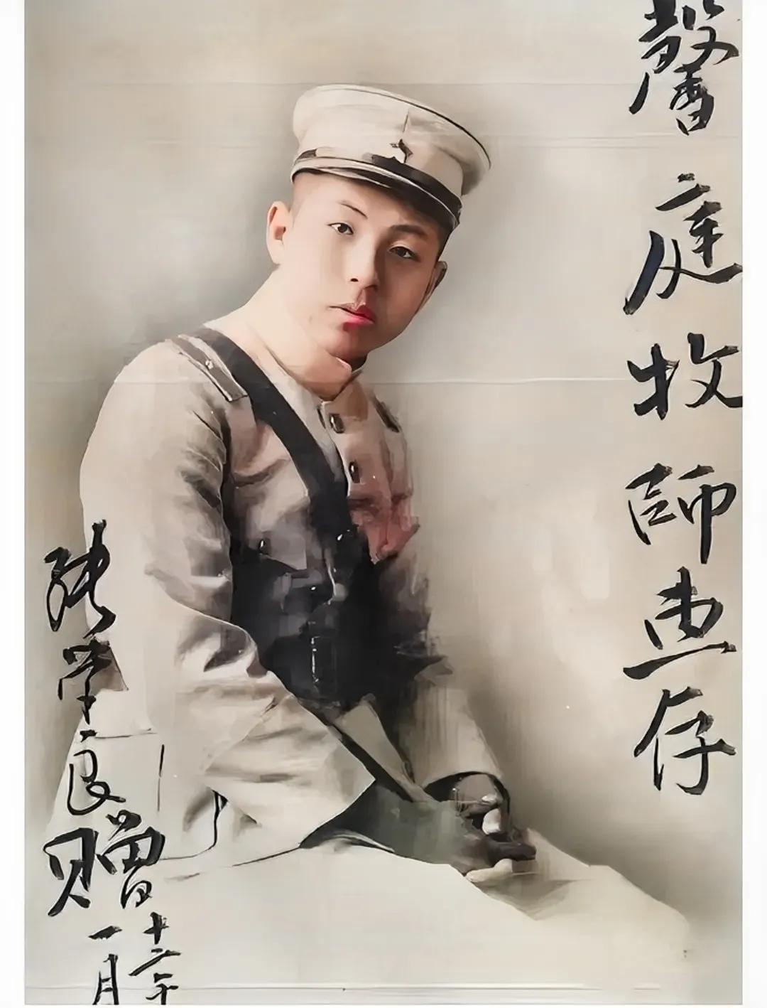 1923年，年轻的少帅，一张罕见的留影，照片中的他英俊潇洒，五官端正，这身军装他