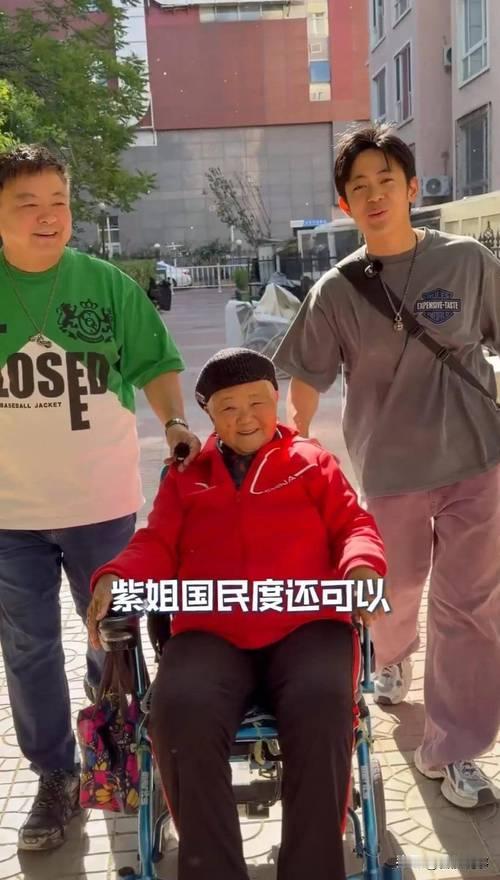 端午佳节，演员洪剑涛推掉工作，带着儿子洪洋回家探望八十七岁的老母亲。父子二人特意