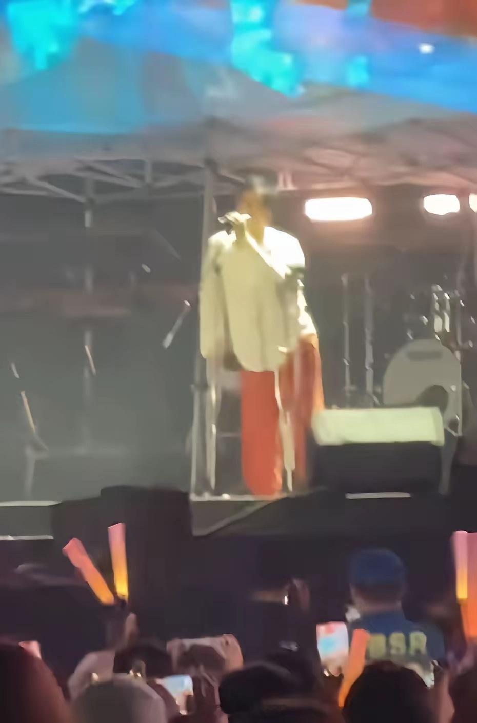演唱会取消的消息是上午传出来的，随后主办方发公告辟谣了，结果更大一波的负面舆情铺