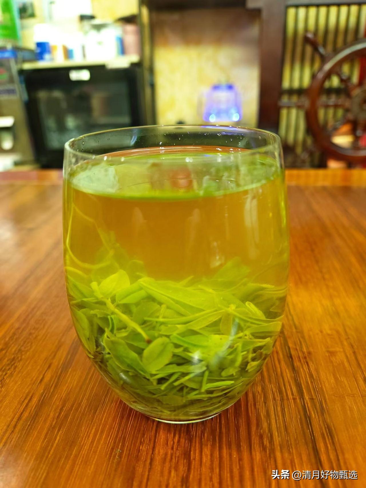 这杯春日绿茶，绿得鲜润，绿得澄澈，绿得透亮。绿是芽头初展的嫩绿，是茶汤盈盏的碧绿