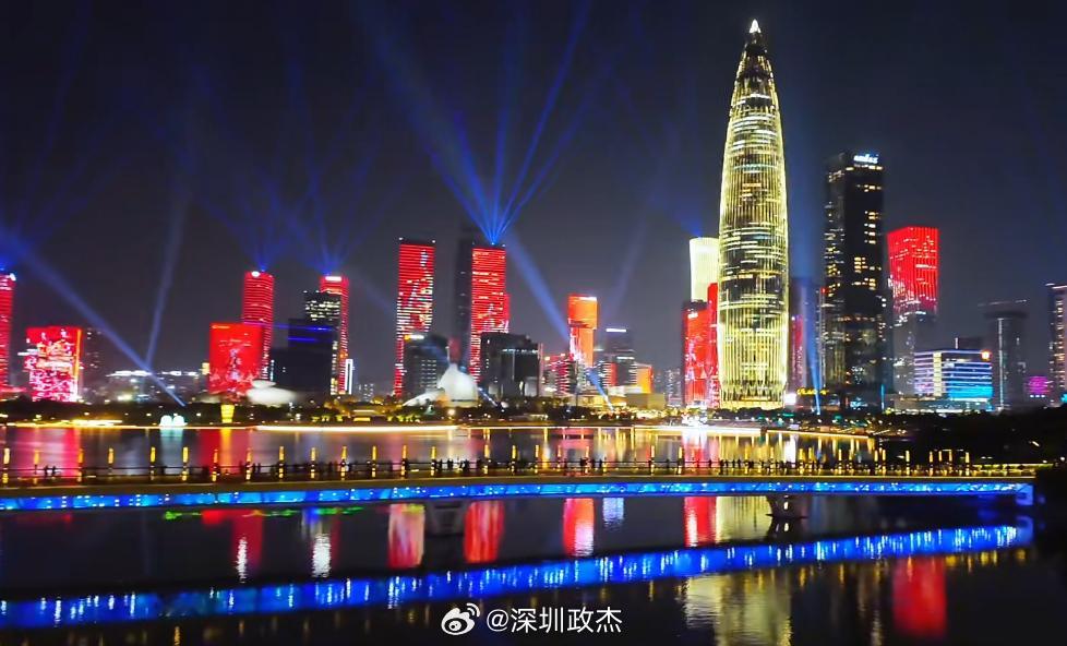 深圳人才公园的五一灯光秀，福田市民中心暂停了，很多人就跑来这里了。至于是赛博朋克