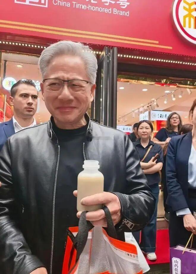 美国记者喝北京豆汁的表情巧了，黄仁勋也体验了老北京豆汁，画面显示，一大口豆汁让他