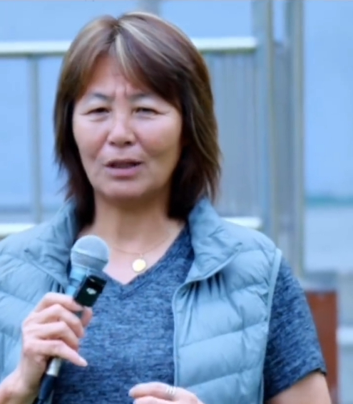 女足传奇寄语山里踢球的女孩  贵州乌蒙山元宝小学，泥土地、磨破的球鞋，挡不住女孩