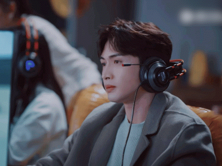 #张彬彬是来演艺圈圆电竞梦的吗# 没想到张彬彬还是玩游戏的一把好手，看他玩游戏的