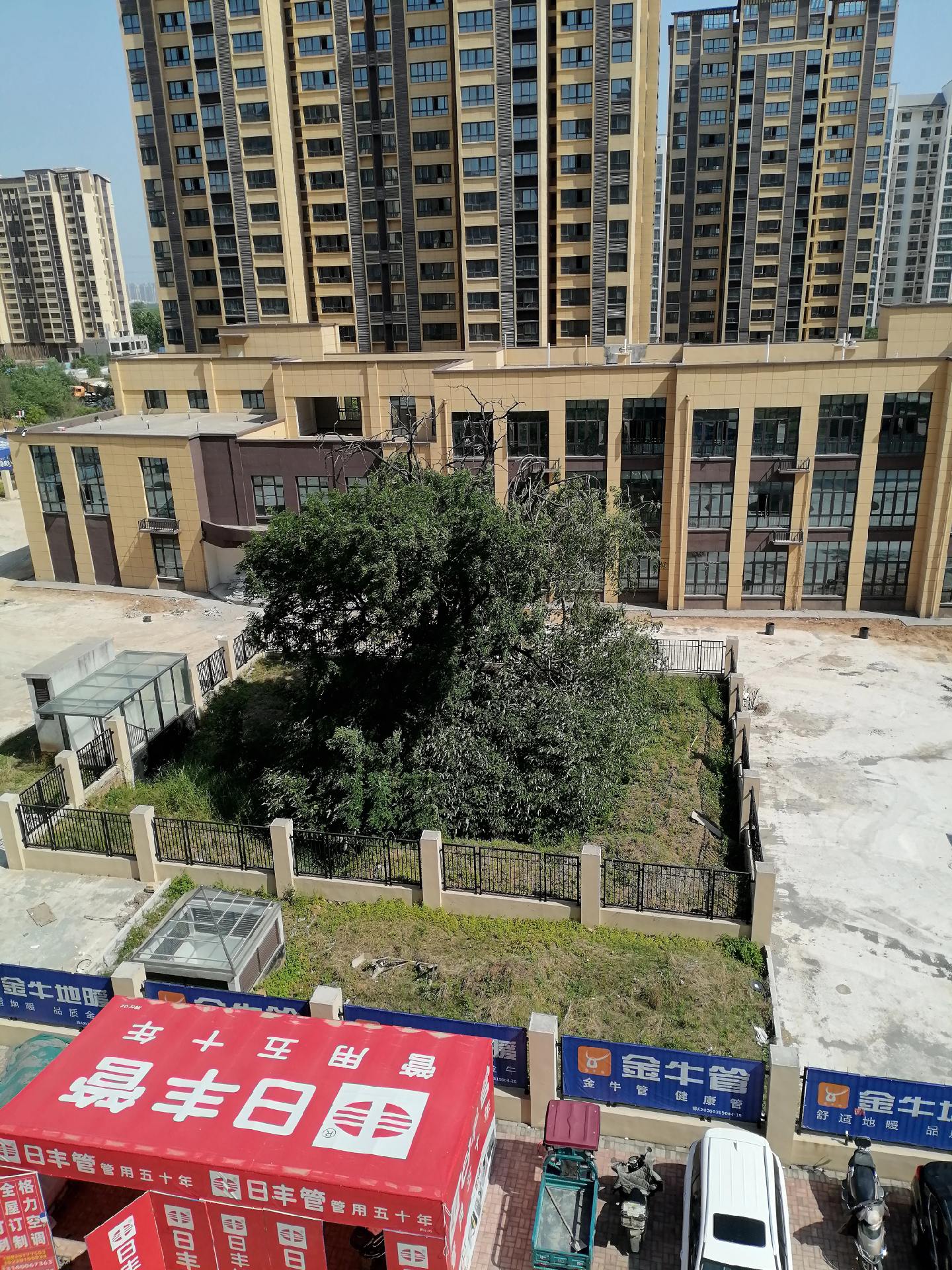 荥阳狮村，因清初先民迁此建村，村西有一对石狮而得名。在村安置房小区中...