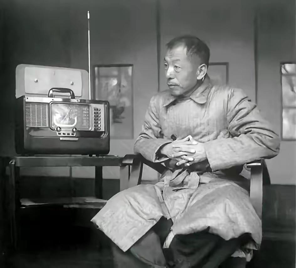 1967年，台湾。软禁中的张学良，每天以听收音机打发时间。年富力强，本应报效国家