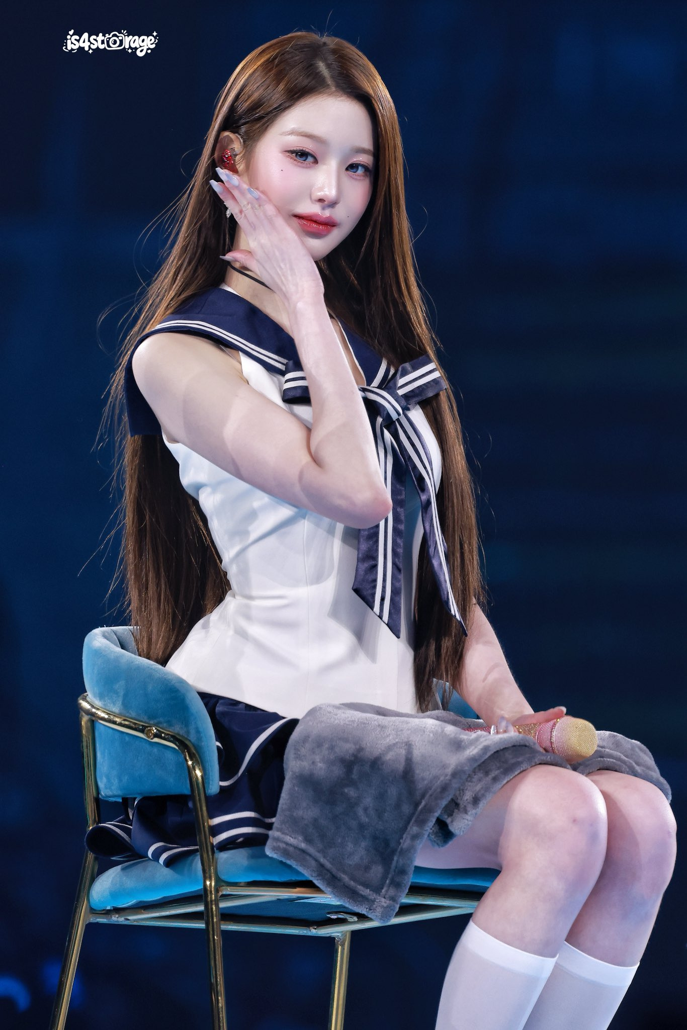 真不愧是新一代的审美风向标 一个把全身上下细节都拉到满点的女人….💕 