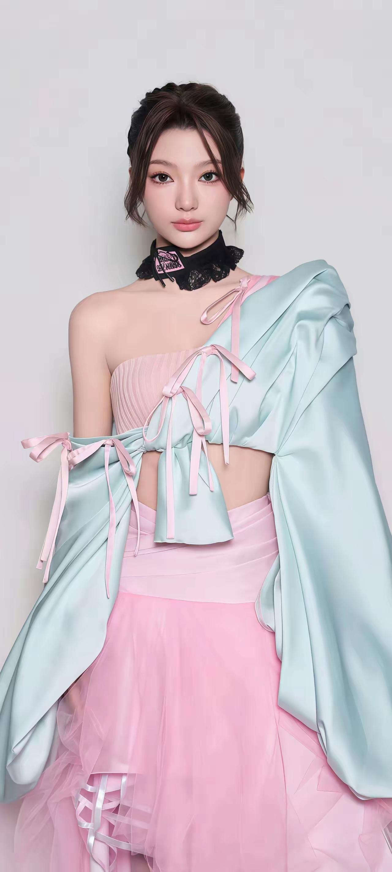 美女壁纸～每一种穿搭，都是不被定义的生活态度，在镜头前尽情绽放，让每一面都足够亮