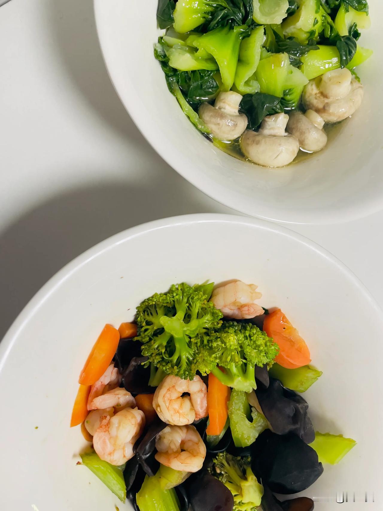 今日晚餐
在喜欢的口味里选择日常饮食
一份青菜蘑菇，
一份油醋汁拌西兰花西芹黑木