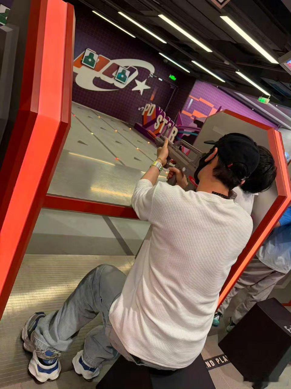 黄晓明被小海绵带飞笑不活了！晓明哥这哪是带娃，分明是被娃带飞啊！表面淡定实则一身