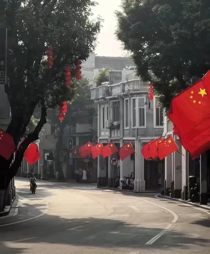 今天是你的生日，我的中国。





