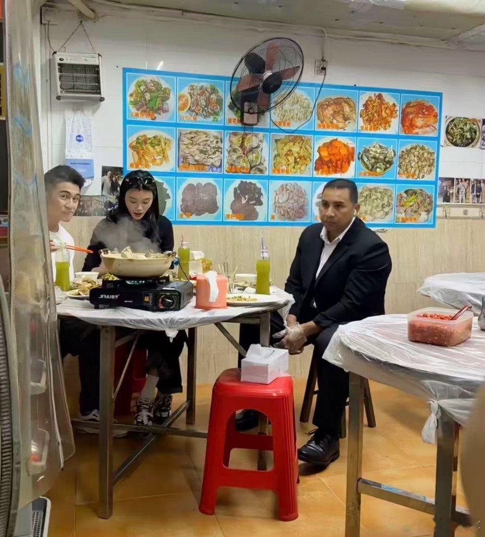 何猷君奚梦瑶和保镖同桌吃饭网友偶遇何猷君与奚梦瑶这一对明星夫妻！这一次与他们夫妻
