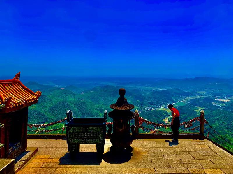 上联：拨开眼底千层雾；
下联：踏遍脚下万重山。