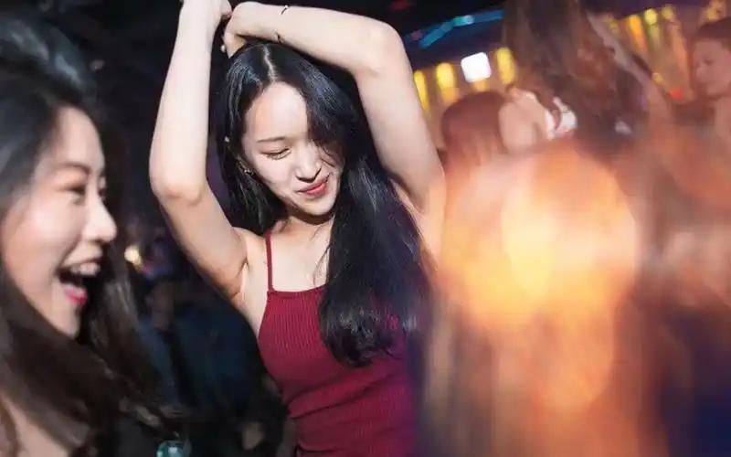 那些从夜场行业“退役”的女孩，最终都去往了哪里？随着近年文娱行业监管收紧、业态持