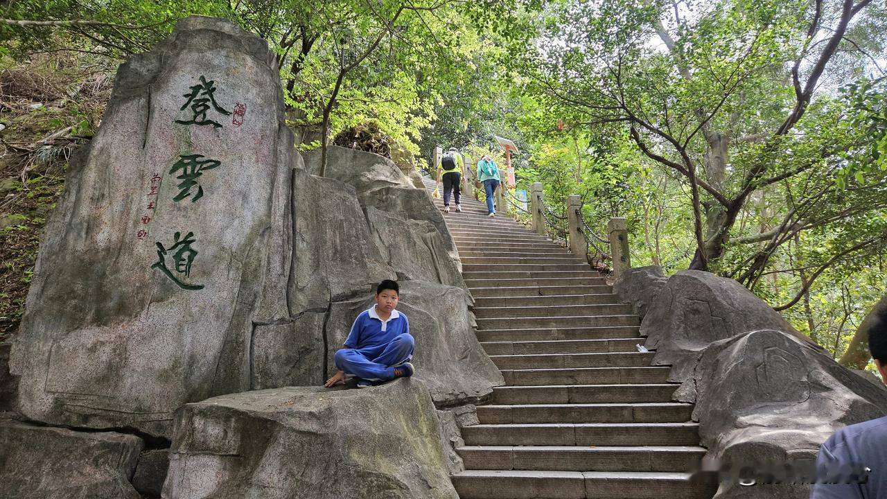 春节即将到来，可是马来西亚、泰国、新加坡等国家却纷纷宣布对中国游客免签，原因很现