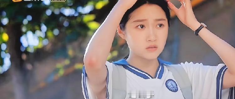 《耀眼》预告
晴也放学遭学校女同学欺负，刑武回到店里抬头一看，天都黑了晴也还没回
