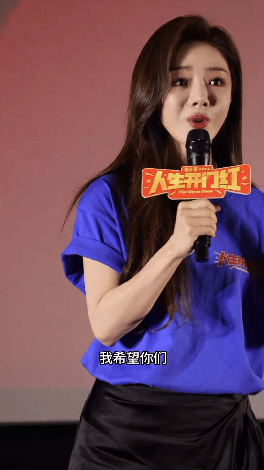 邓家佳心疼粉丝落泪邓家佳人真的是好好！！因为心疼粉丝而直接落泪了。可以说粉丝也非