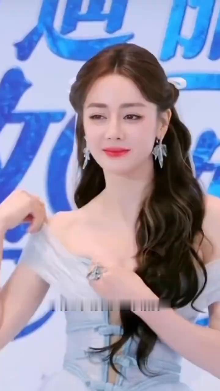 感觉迪丽热巴全程都很不自在。
7月5日迪丽热巴在西安出席活动，奈何全程都在拉裙子