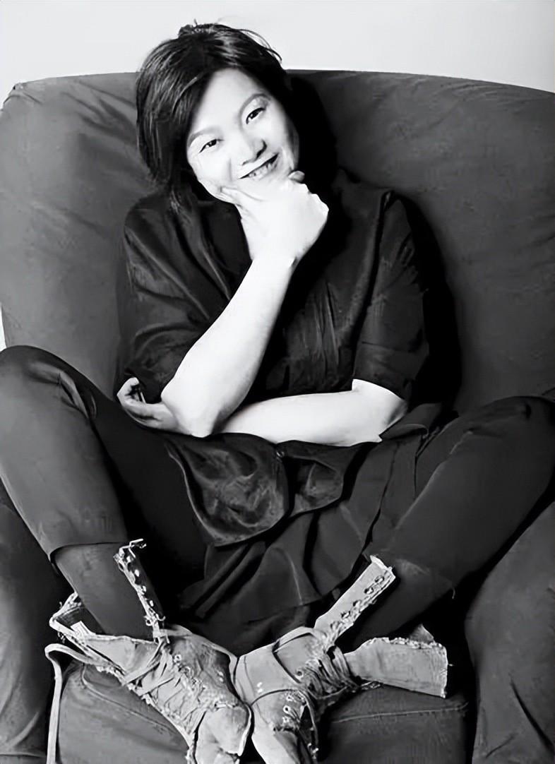 陈凯歌的前妻是洪晃。
在电影圈里，陈凯歌的名字如雷贯耳，可谁能想到他的前妻竟是财