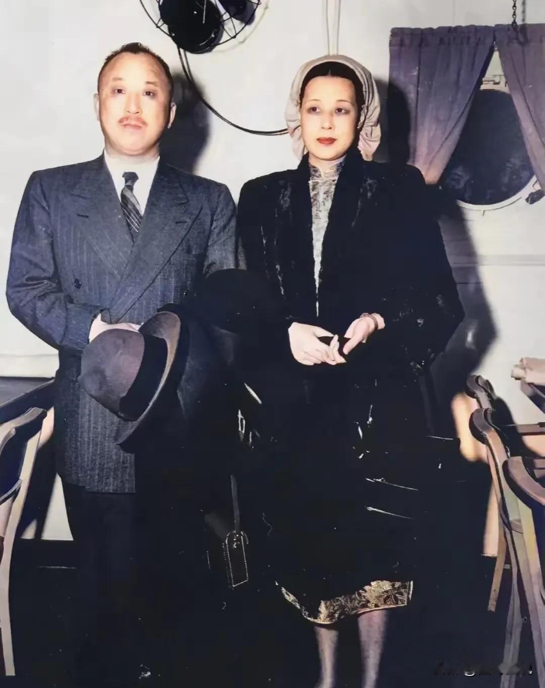 大家仔细看，卫立煌身边是他的第二任夫人韩权华，这可不是一般的女人，而是才貌与才华