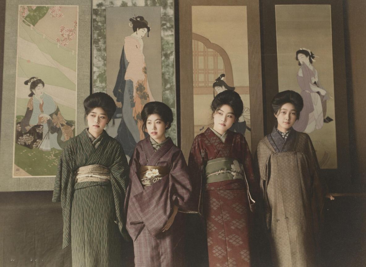 1916年日本大阪，女画家在各自作品前合影 