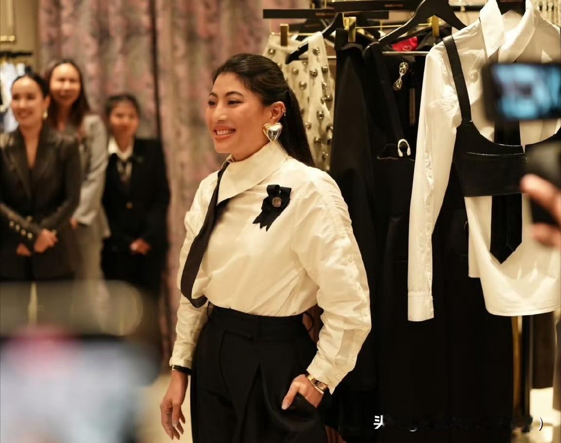 思蕊梵公主的生意也做的风生水起啊！又一家新店开业，和闺蜜们玩得很嗨！