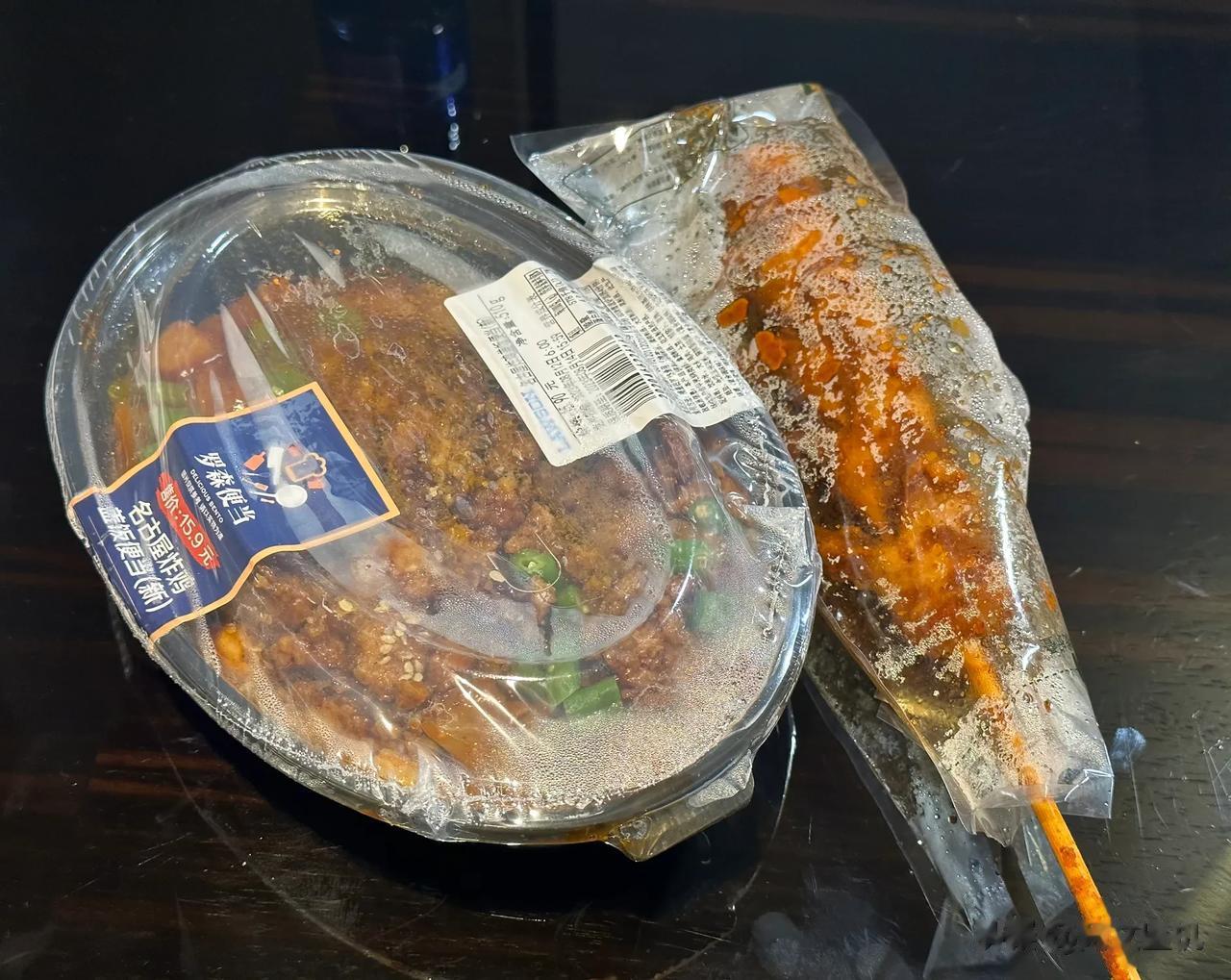 飞机晚点，10点才到酒店，骑着共享单车在附近找了一圈，没看到深夜食堂，还好有个罗