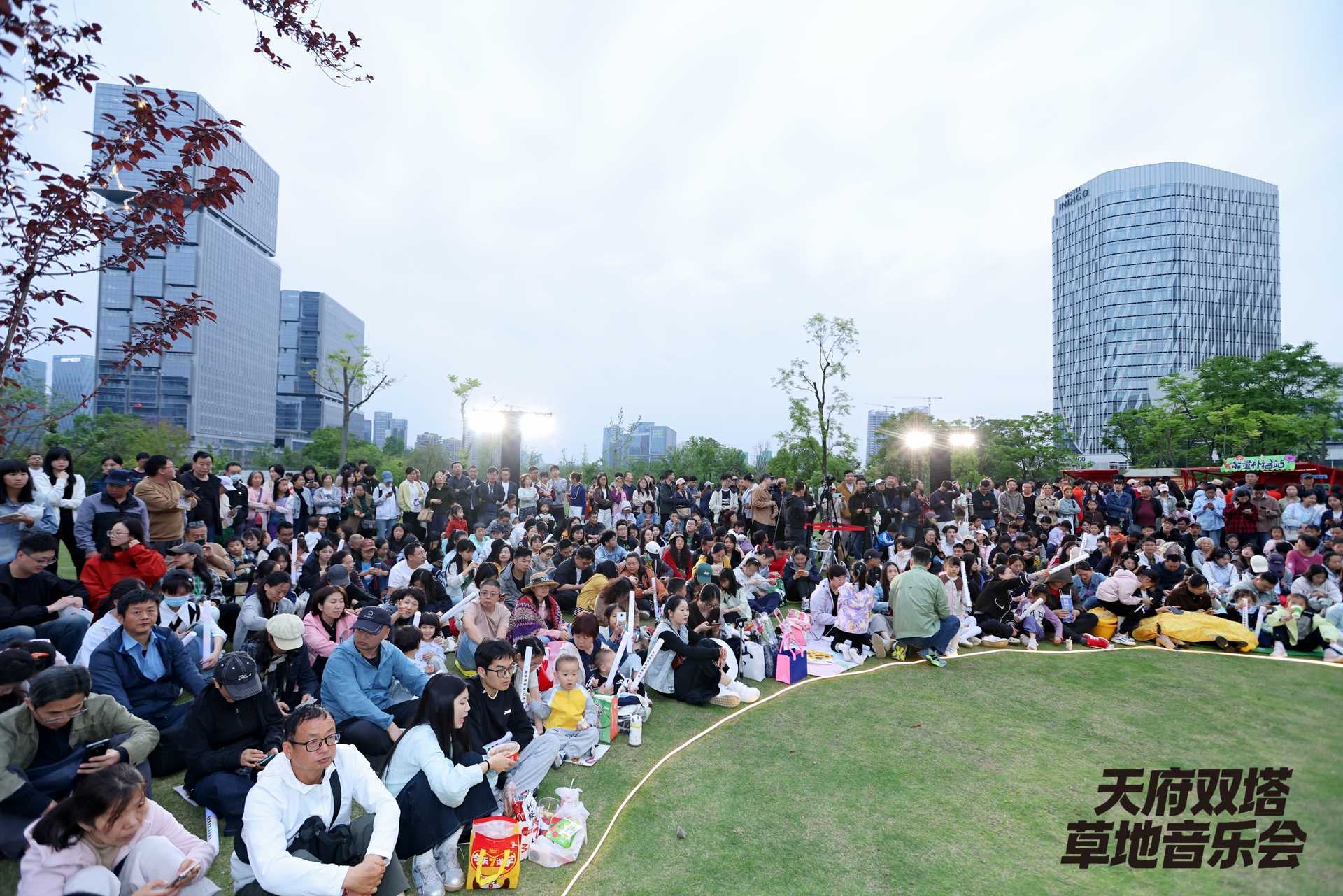 天府双塔·草地音乐会五一温情开唱,以音乐点亮成都高新夜色