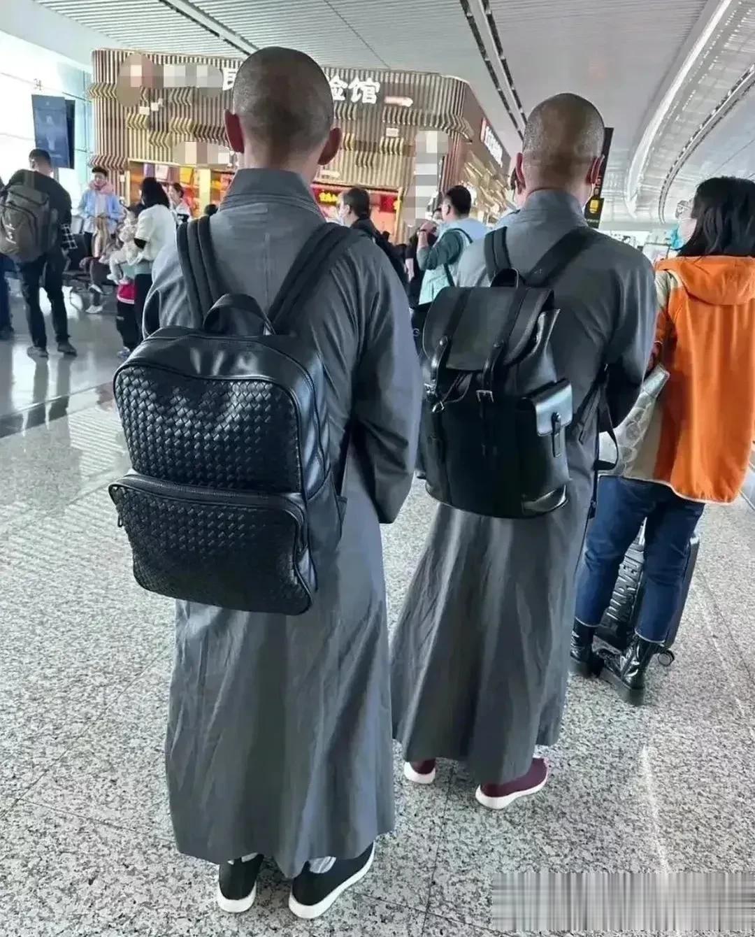 这俩和尚了不得，一个背着普拉达（ prada )，一个背着葆蝶家( Botteg