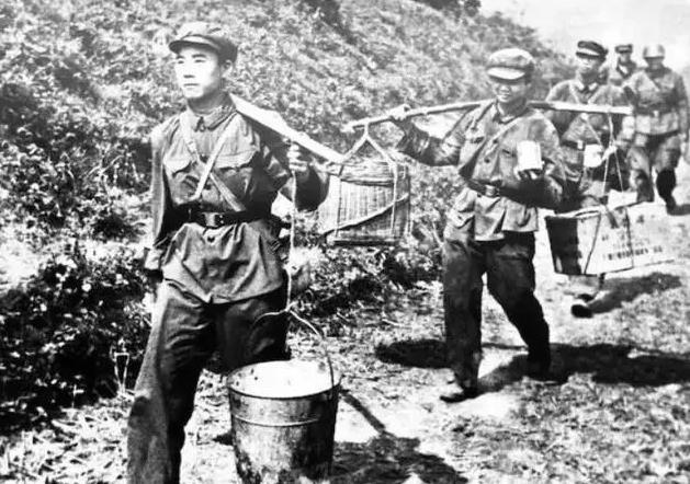 1951年，2名志愿军炊事班战士野外送饭时，突然发现一架美军直升机正鬼鬼祟祟地准