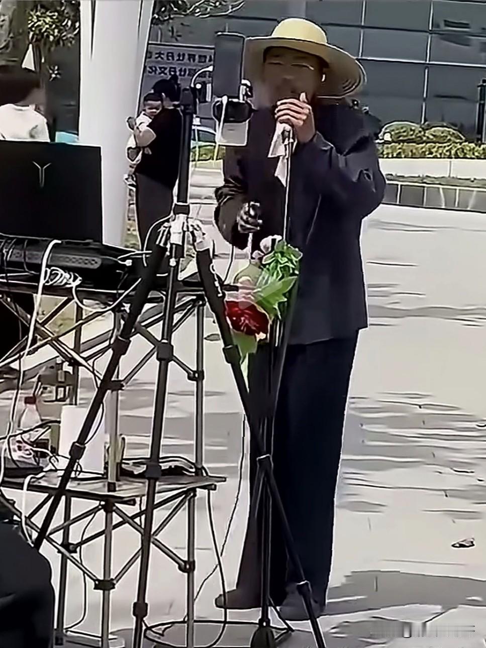 如果你见过早期的郭有才，你就不会嘲笑现在的郭有才，就跟那个“阿梓不可爱”一样，他