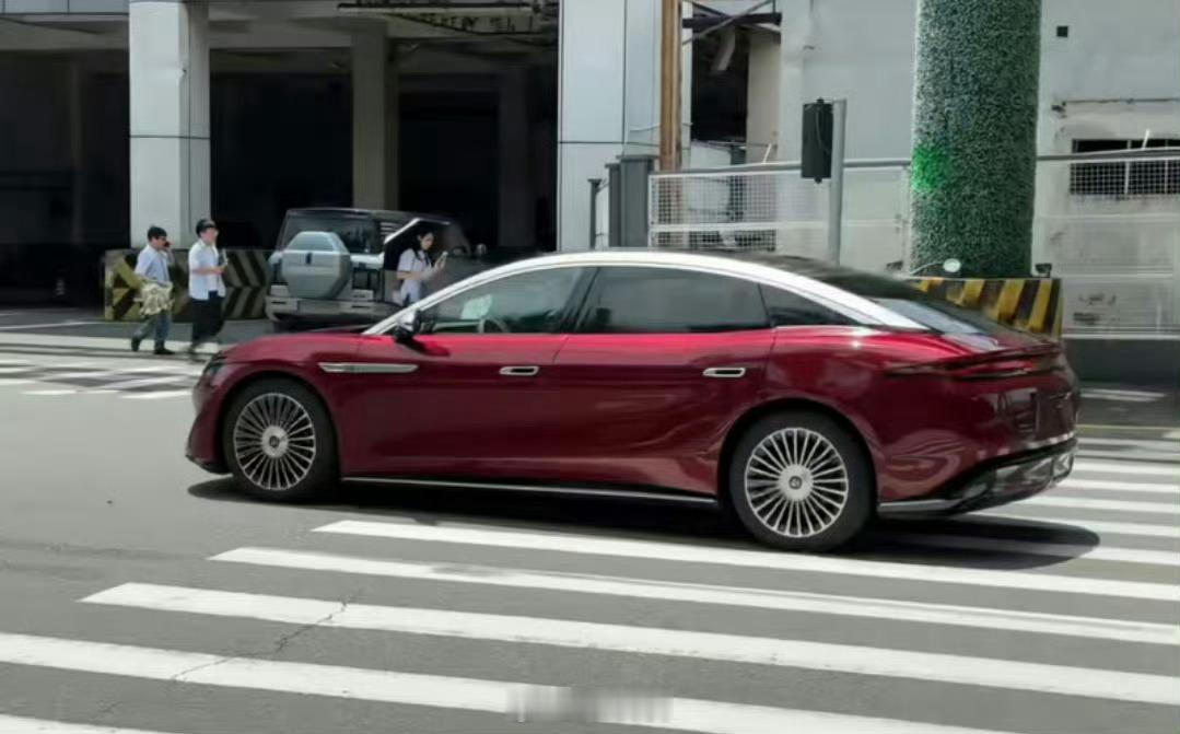 5256mm的车长，比S Class略短一点点，问题不大，看侧面比较像Panam