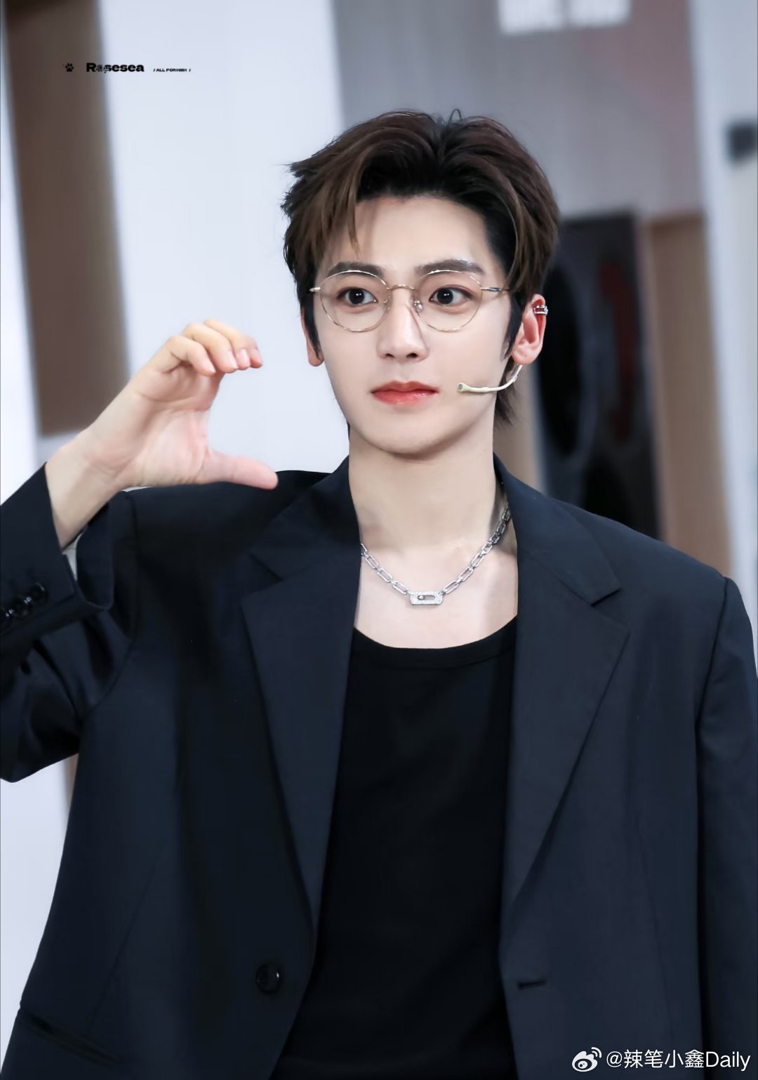 侯明昊 二番侯明昊这么帅的一张脸，女主最起码也得选个漂亮的，太普的脸和他一点cp